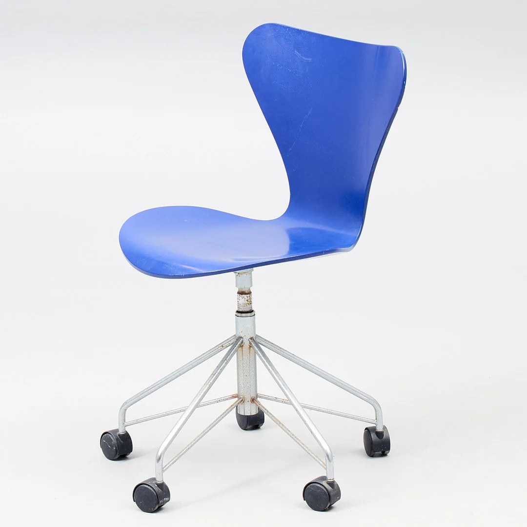 ARNE JACOBSEN. Skrivbordsstol "Sjuan" för Fritz Hansen 1989 Danmark. — Armchairs & Chairs — Uppsala Auktionskammare