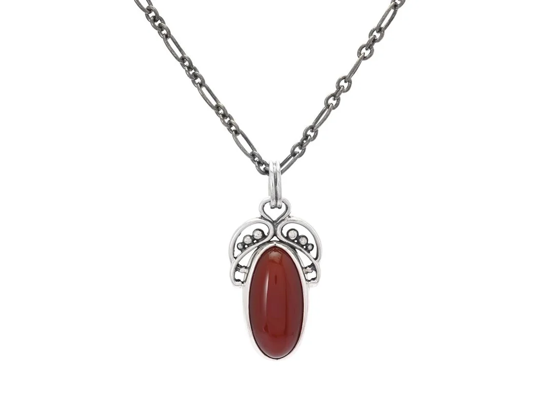 GEORG JENSEN, collier, Heritage 2005, sterlingsilver, karneol, höjd 30 mm, kedja 44 cm, vikt 9,6 g. — Smycken/Collier — Kaplans