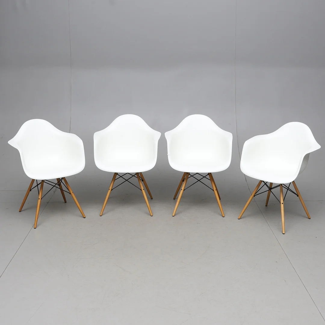 CHARLES & RAY EAMES. 4 st, stolar, "Plastic Armchair DAW", Vitra/Eames, 2016. — Armchairs & Chairs — Gomér & Andersson Norrköping