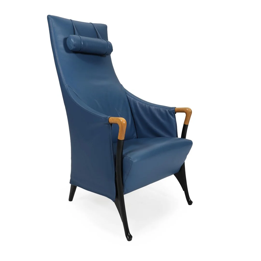 “Progetti”. High-backed armchair with walnut and black lacquered wood frame, upholstered in blue leather. Manufactured and marked by Giorgetti. — Modern Furniture — Bruun Rasmussen