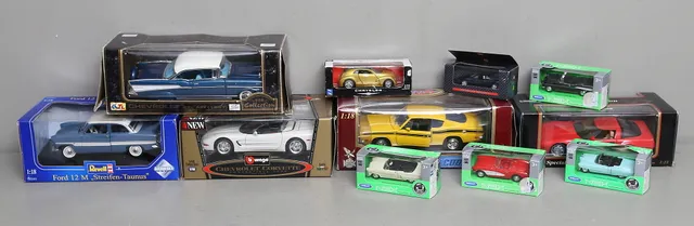 MODELLBILAR, 11 st, bland annat Burago, Maisto, Revell, Nex.