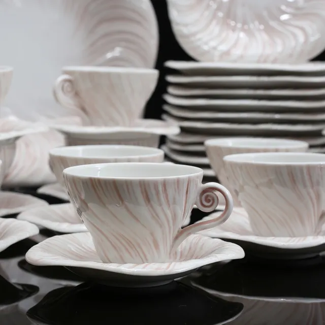 ARJE GRIEGST. "Konkylie / Rosa Triton", kaffekoppar, fat, assietter, samt tallrik, 37 delar, Royal Copenhagen, 1978-1984.