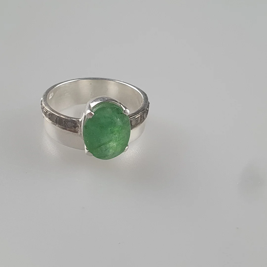 - 5cts Oval Cut Emerald Ring with Rose Cut Diamonds. — Rings — Auktionshaus Blank