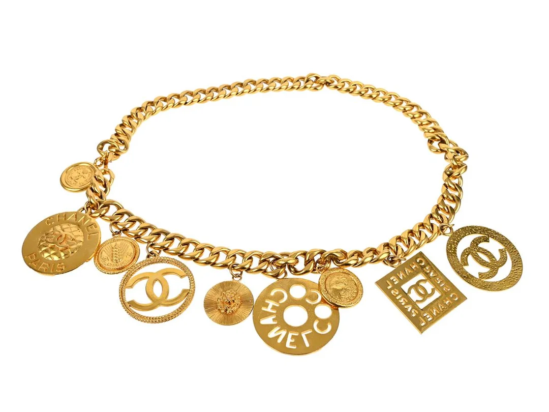 BÄLTE, CHANEL, vintage, guldfärgad kedja, logo CC, längd 86 cm, originalask. — Accessoarer/Bälten — Kaplans