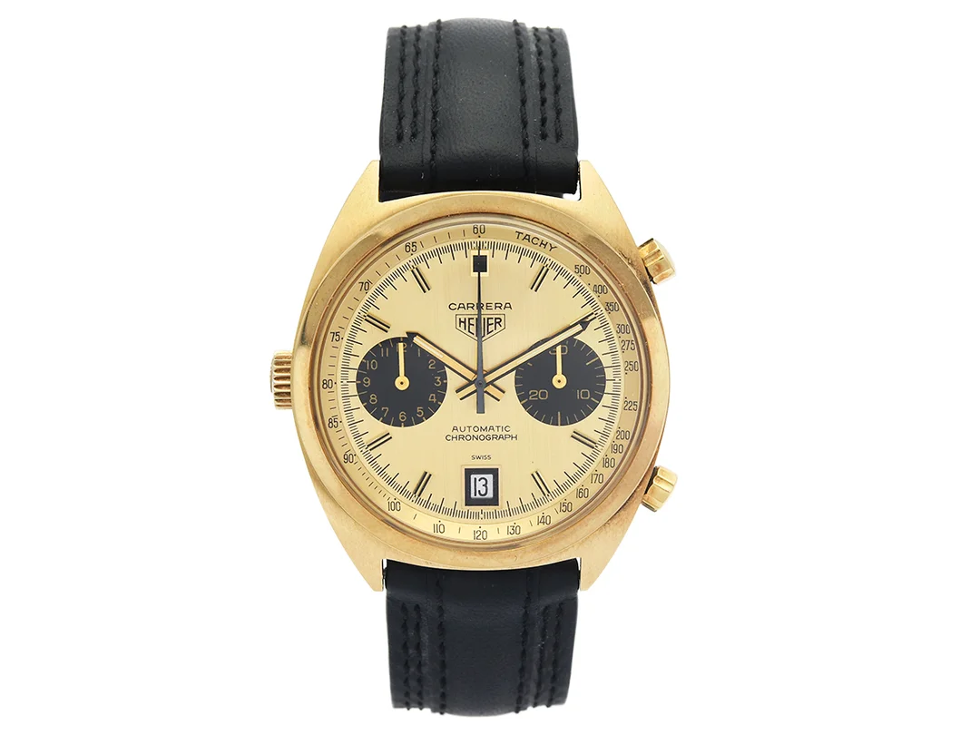 HEUER, Carrera, "Tachy", "second execution dial & hands, white date disc", Cal 12, Serie nr. 320940, Ref nr. 1158 CHN, kronograf, herrur, 38,5 mm, 18K guld, automatisk (microrotor), plexiglas, datum, boett signerad Heuer-Leonidas SA, läderband, ca 1977. — Klockor/Tag Heuer — Kaplans