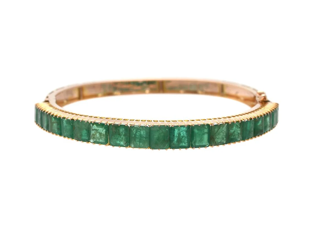 ARMRING, 18K guld, smaragder ca 10,00 ctv, innermått 52x52 mm, vikt 12,5 g, en skadad smaragd, flera smaragder med nagg och inneslutningar som når ytan. — Smycken/Armring — Kaplans