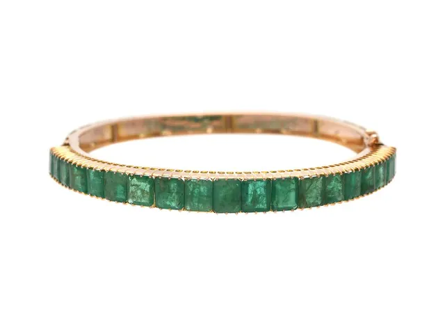 ARMRING, 18K guld, smaragder ca 10,00 ctv, innermått 52x52 mm, vikt 12,5 g, en skadad smaragd, flera smaragder med nagg och inneslutningar som når ytan.