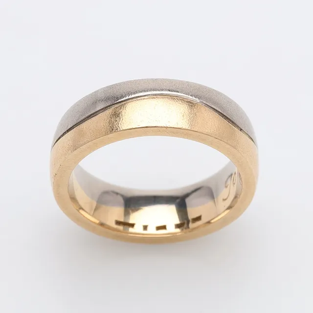 RING, 18K TVÅFÄRGAT GULD, VIKT CIRKA 15,6 GRAM.
