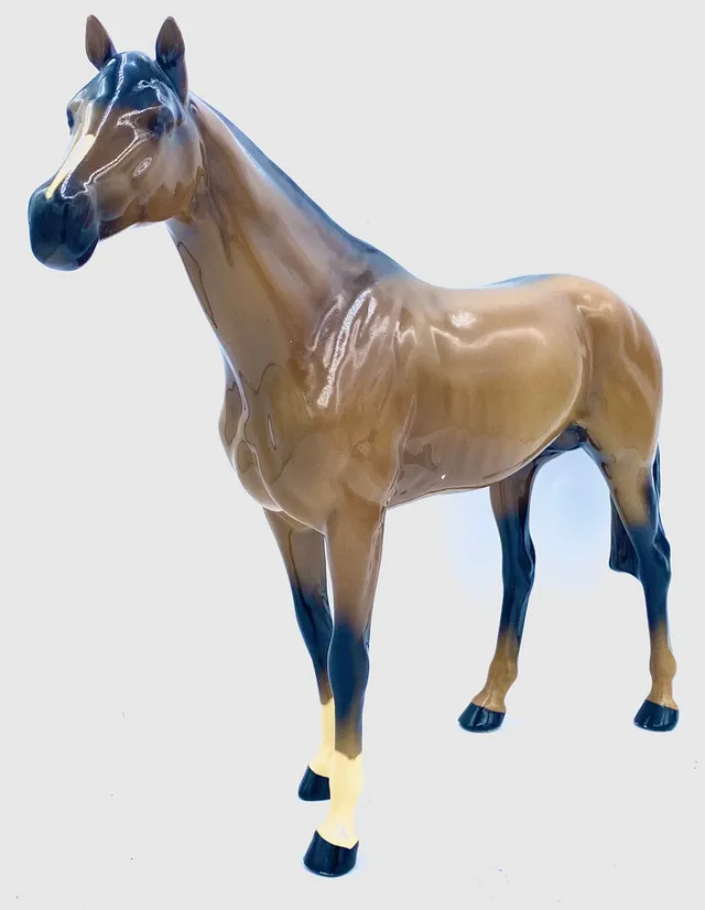 FIGURA DE CABALLO EN RESINA PATINADA. AÑOS 60.