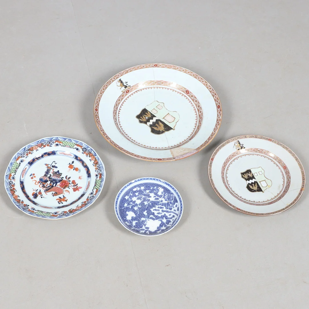 CHINESE ARMORIAL PORCELAIN DISHES & OTHER ITEMS. — Ceramics & Porcelain — Lawrences Auctioneers