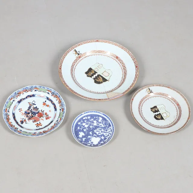 CHINESE ARMORIAL PORCELAIN DISHES & OTHER ITEMS.
