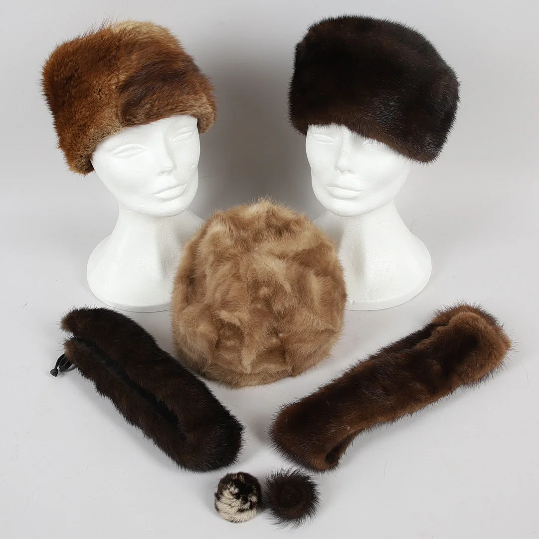PÄLSHATTAR, STOLA, pannband & broscher, 7 delar, mink & räv, 1900-tal. — Vintage & Designer Fashion — Ekenbergs Auktioner