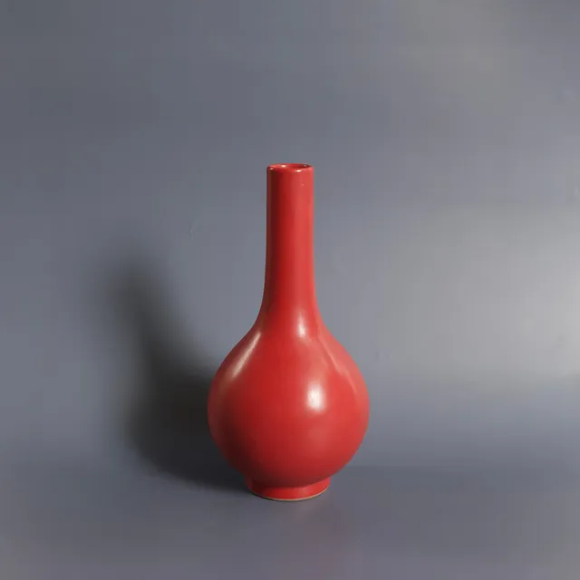 Vase dekoreret med blodrød glasur. Signeret i bunden. Kina, 20. årh.
