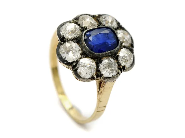 CARMOSÉRING, 18K guld/silver, blå safir ca 1,00 ct, 8 gammalslipade diamanter ca 1,60 ctv, ca TCr-TCa/SI-P, stl 17,75 mm, vikt 3,7 g, en diamant med skada, i övrigt mindre nagg.