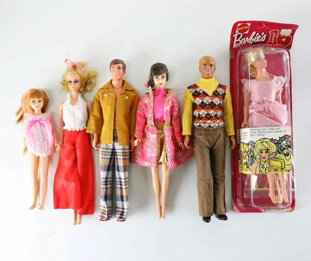 MATTEL INC. 6 st dockor, Barbie, Skipper o Ken, med kläder och tillbehör, 1900-talets andra hälft.