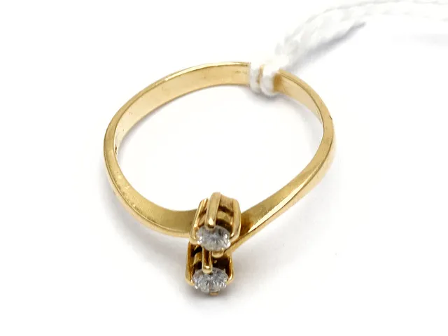 Ring 18K Ø16 1,8g med diamanter 2xca0,07ct skenan är något skev