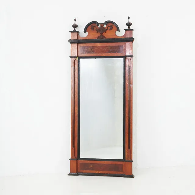 SPEGEL, 1800-talets andra hälft, nyrenässans, fanérad i mahogny, svärtade detaljer.
