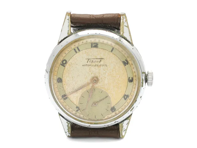 TISSOT, Antimagnetiqe, herrur, 31 mm, vitmetall, manuell, plexiglas, skadad urtavla, skadad boett, liten sekundvisare, läderband, ca 1945.