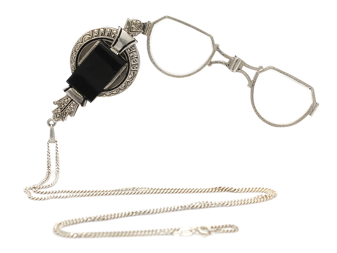 LORGNETTE, silver, markasiter, onyx, kedja i silver, längd 68 cm, vikt 44,0 g. — Accessoarer/Glasögon — Kaplans