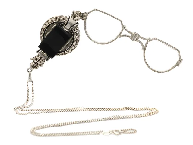 LORGNETTE, silver, markasiter, onyx, kedja i silver, längd 68 cm, vikt 44,0 g.