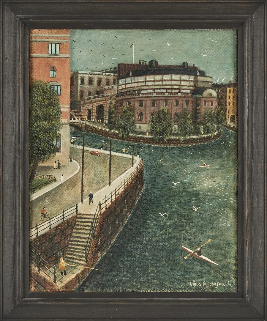GÖSTA GUSTAVSON. Stockholms ström med Rosenbad och Riksdagshuset, oljemålning på duk, signerad och daterad 1985. — Engravings & Prints — Stockholms Auktionsverk Magasin 5