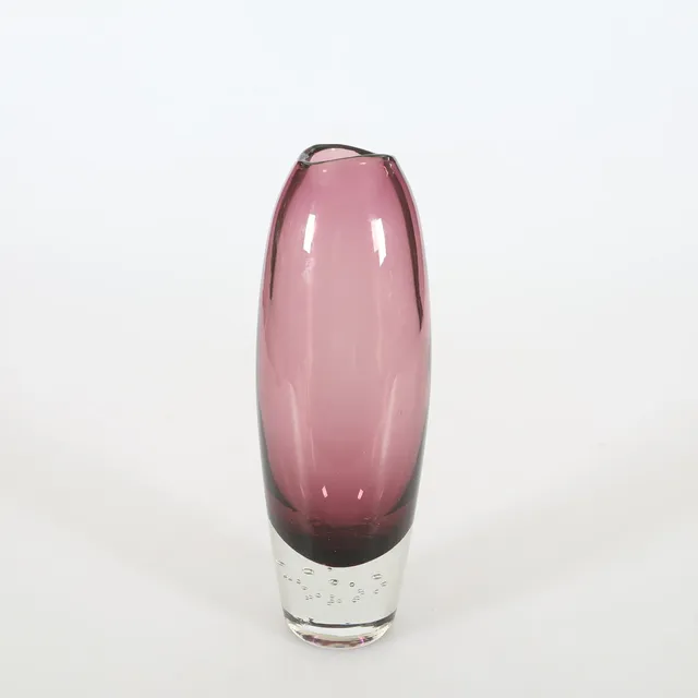 AIMO OKKOLIN. VAS, glas, signerad Riihimäen Lasi Oy Aimo Okkolin.