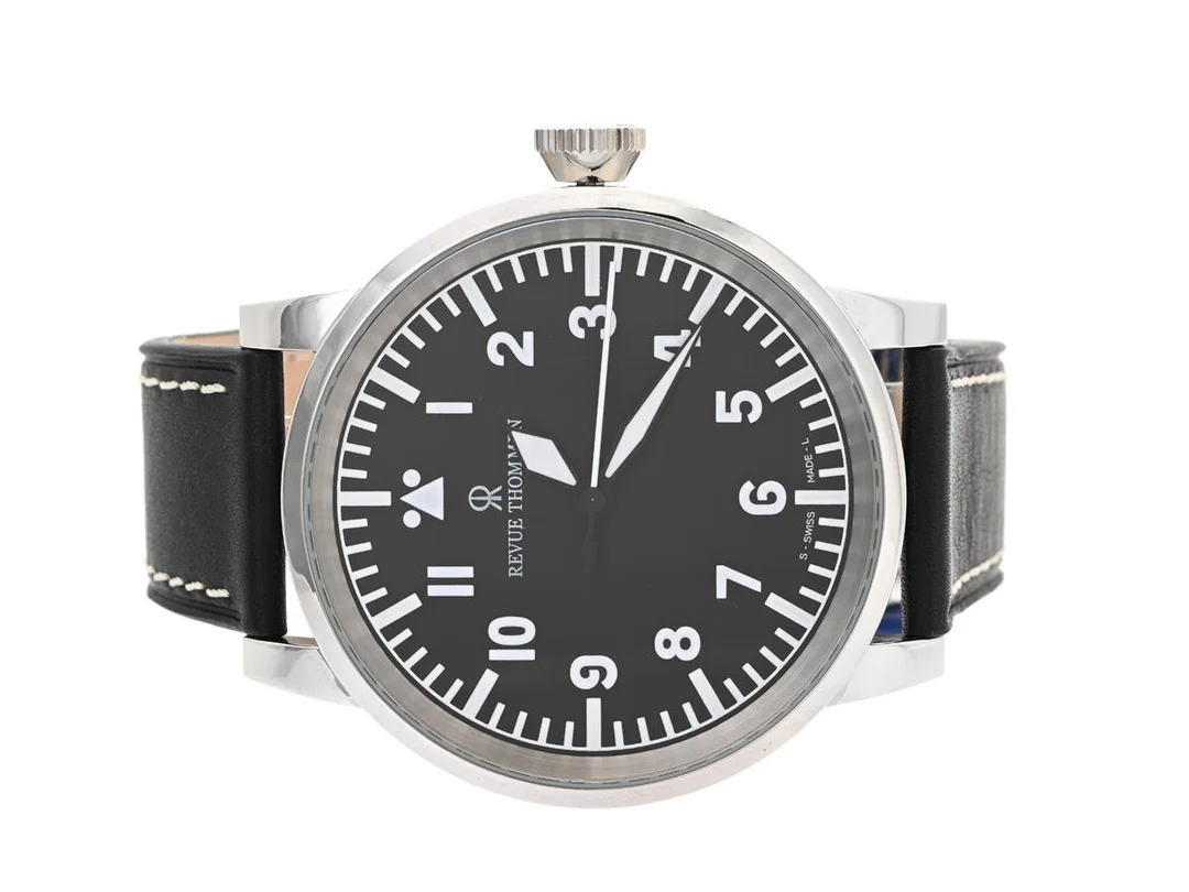 REVUE THOMMEN, Fliegeruhr, Cal ETA 2824-2, Ref nr.17010.2537, Boett nr 17010.2, herrur, 55 mm, stål, automatisk, safirglas, läderband, viklås, cert, december 2009, box, ytterkartong. — Klockor/Revue Thommen — Kaplans