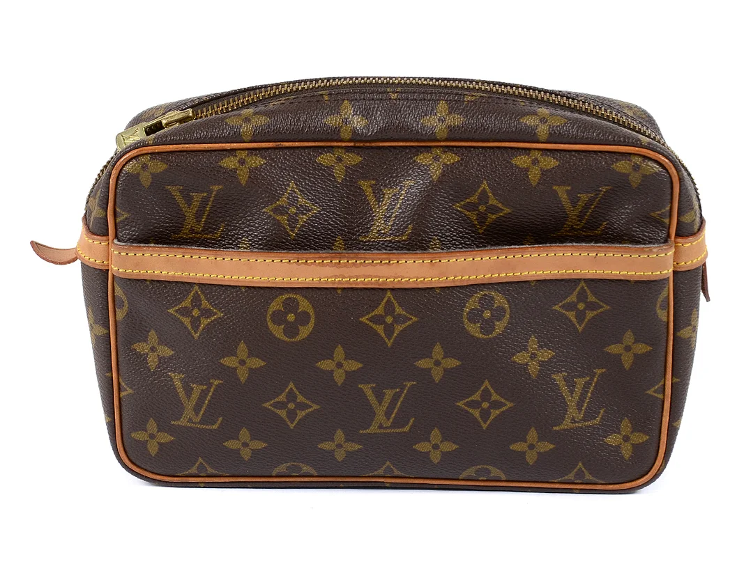 NECESSÄR, LOUIS VUITTON, vintage, monogram canvas, 22x15x6cm, slitage i innerfacket. — Accessoarer/Necessärer — Kaplans