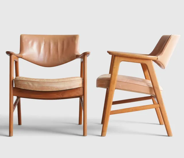 ERIK KIRKEGAARD. Et par armstole af teak, sæde og ryg betrukket med skind. Udført hos Høng Stolefabrik, model '43'. Danmark, 1960'erne (2).