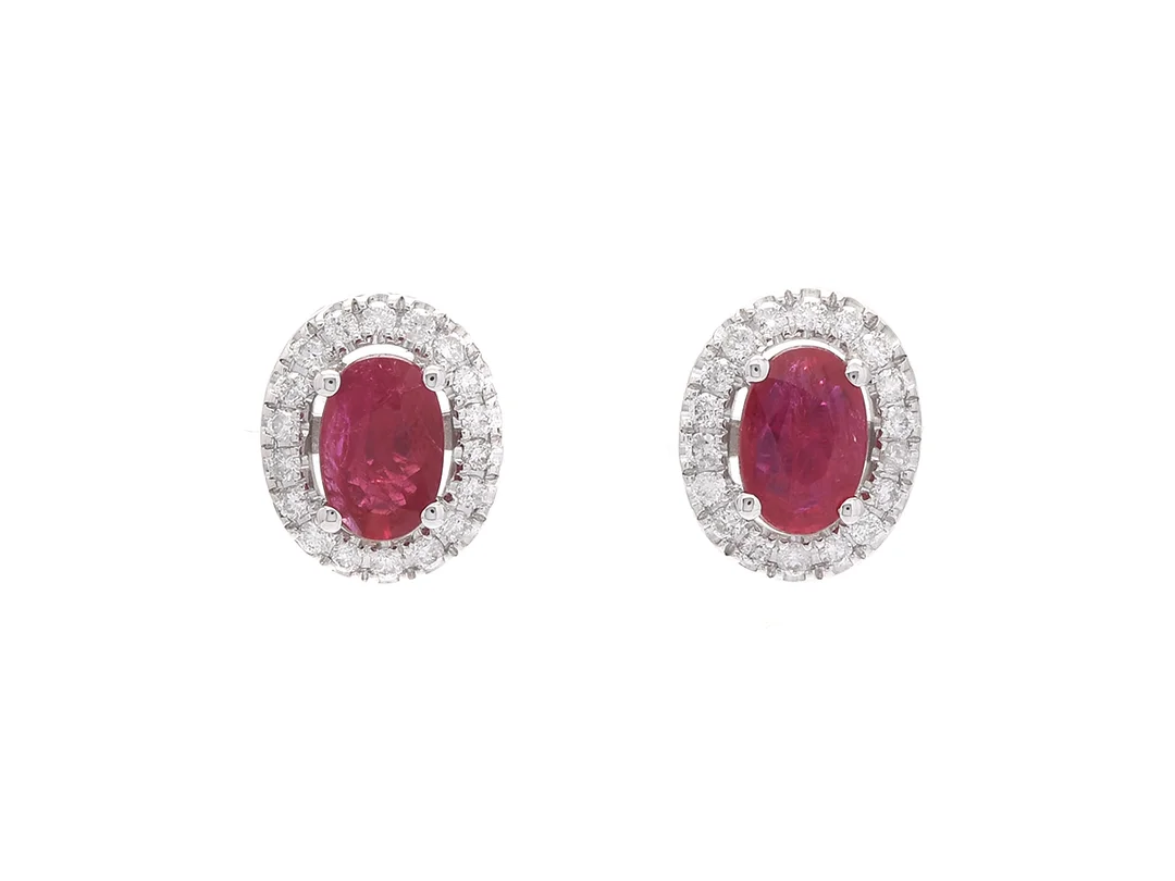 CARMOSÉÖRHÄNGEN, 18K vitguld, 2 ovalslipade rubiner ca 0,99 ctv, 36 briljantslipade diamanter ca 0,21 ctv, ca W/P, stift, höjd 0,9 cm, vikt 3,3 g. — Smycken/Örhängen — Kaplans
