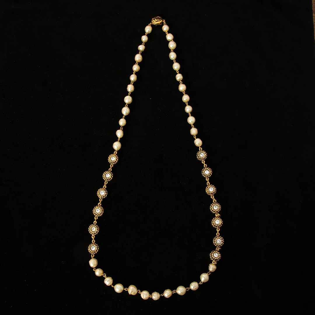 CHANEL. Collier, gulmetall, imitationspärlor samt fasettslipad paste. — Necklace — Stockholms Auktionsverk Göteborg