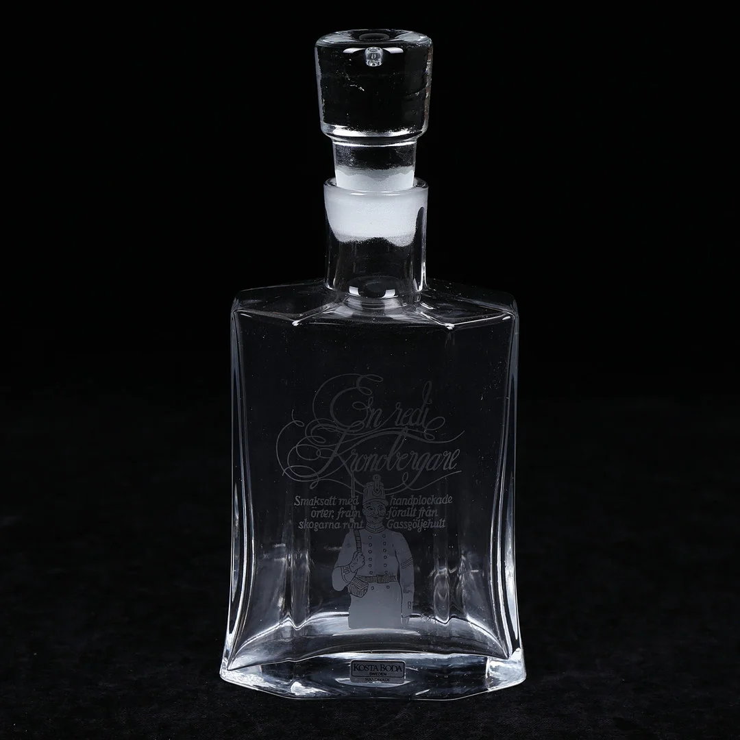 BERTIL VALLIEN. Karaff, glas, "En redi Kronobergare", Kosta Boda. — Utility glass — Växjö Auktionskammare