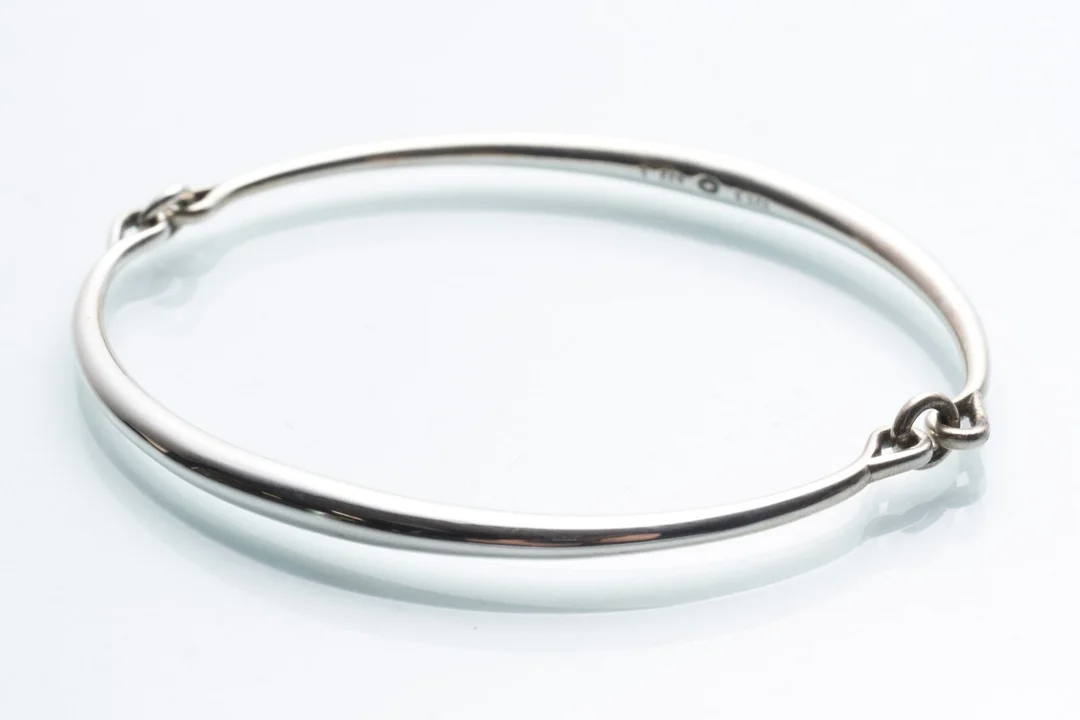 Astrid Fog for Georg Jensen. 'Astrid' bangle in sterling silver, dessin 622 — Jewellery/Bracelets — Lauritz