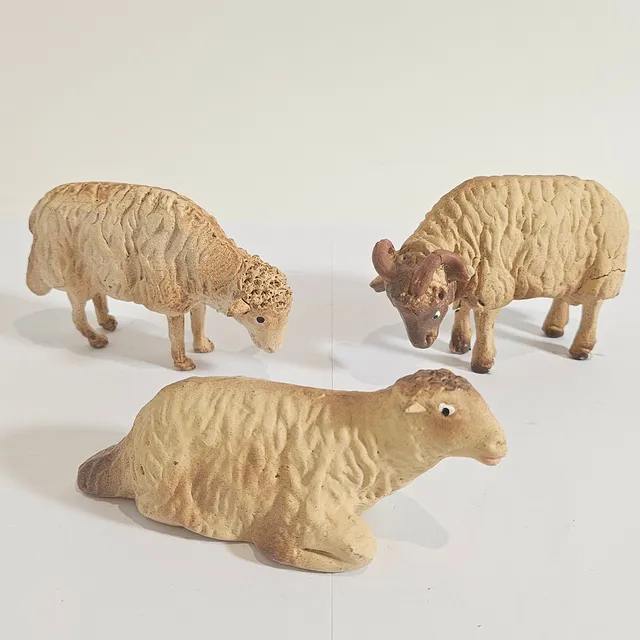 3 PIEZAS EN TERRACOTA POLICROMADA CON PATAS EN PLOMO.