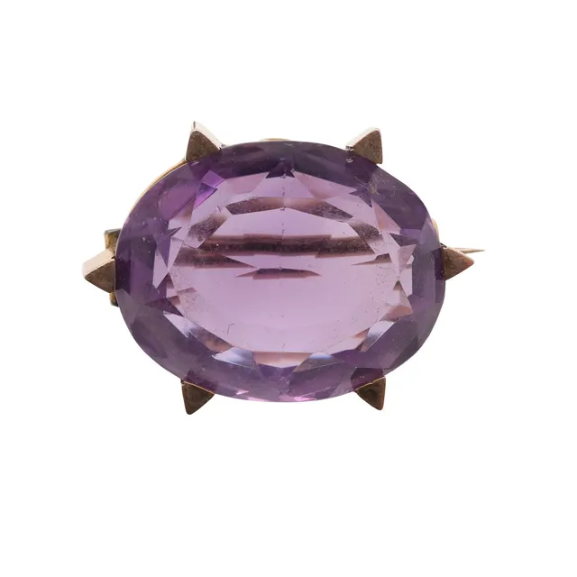 AN AMETHYST AND GOLD BROOCH.