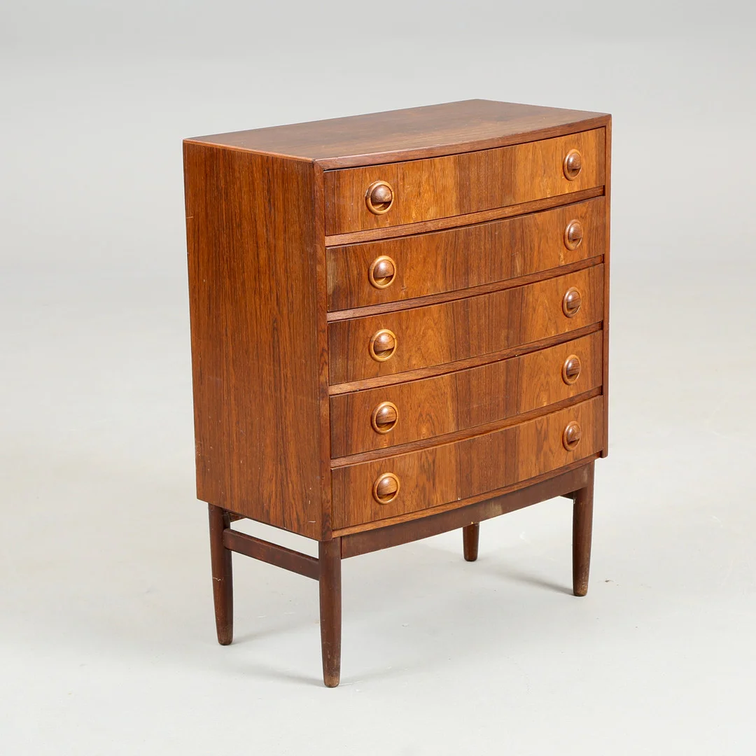 DANSK DESIGN. Lille kommode af palisander, ca. 1960. — Chests of drawers — Bidstrup Auktioner