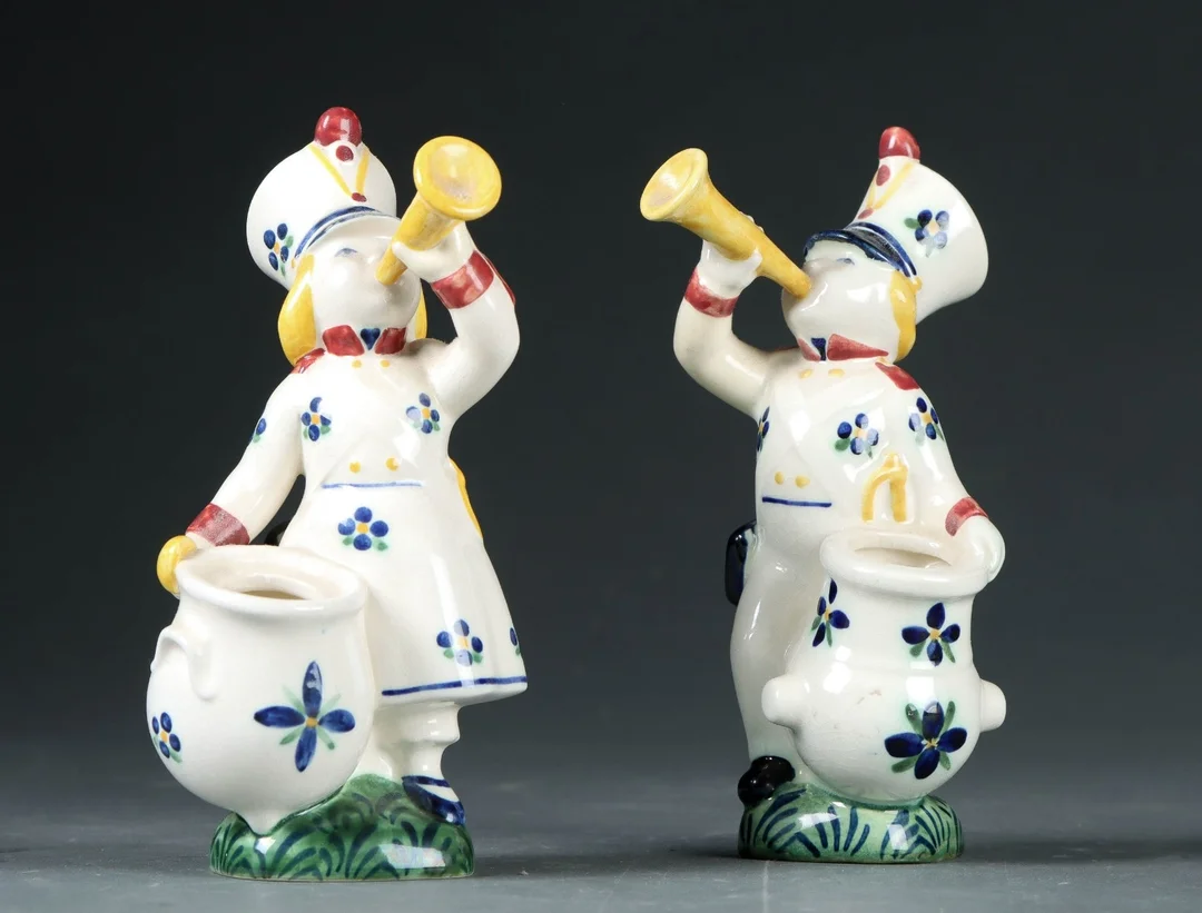 Aluminia, Børnehjælpsfigurer, 'Hornblæseren' samt 'Regimentets datter' (2) — Glass, porcelain and ceramics/Figures — Lauritz