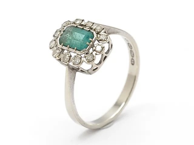 RING, 18K rodierat guld, smaragd ca 0,80 ct, åttkankantslipade diamanter ca 0,18 ctv, st 16,75 mm, vikt 2,1 g.