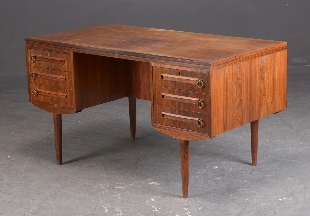 Svenstrup. Skrivebord af palisander, 1960'erne — Furniture/Office furniture — Lauritz