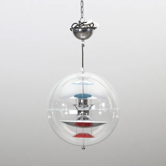 VERNER PANTON. TAKLAMPA. Plexiglas och metall. VP-globe. Samtida tillverkning.