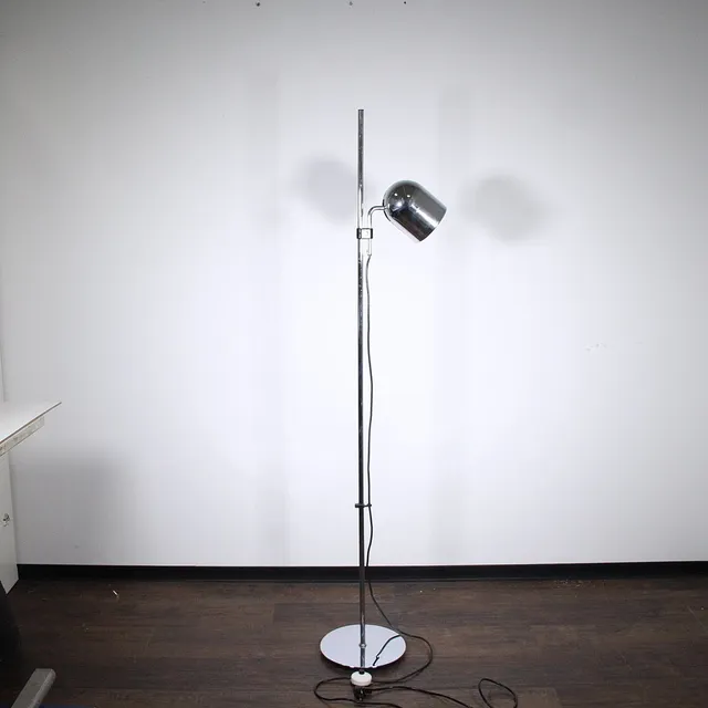 STAFF. Stehlampe, Chrom der 1970er.