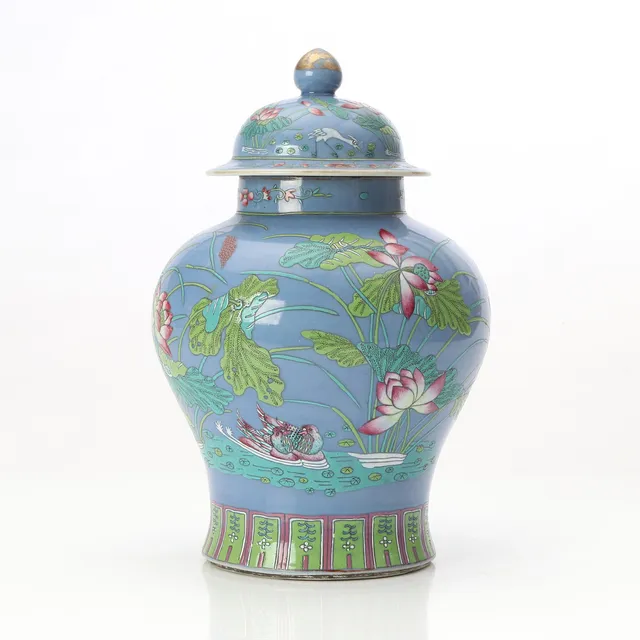 LOCKURNA. Porslin med polykrom dekor, märkt undertill. Kina, 1900-tal.