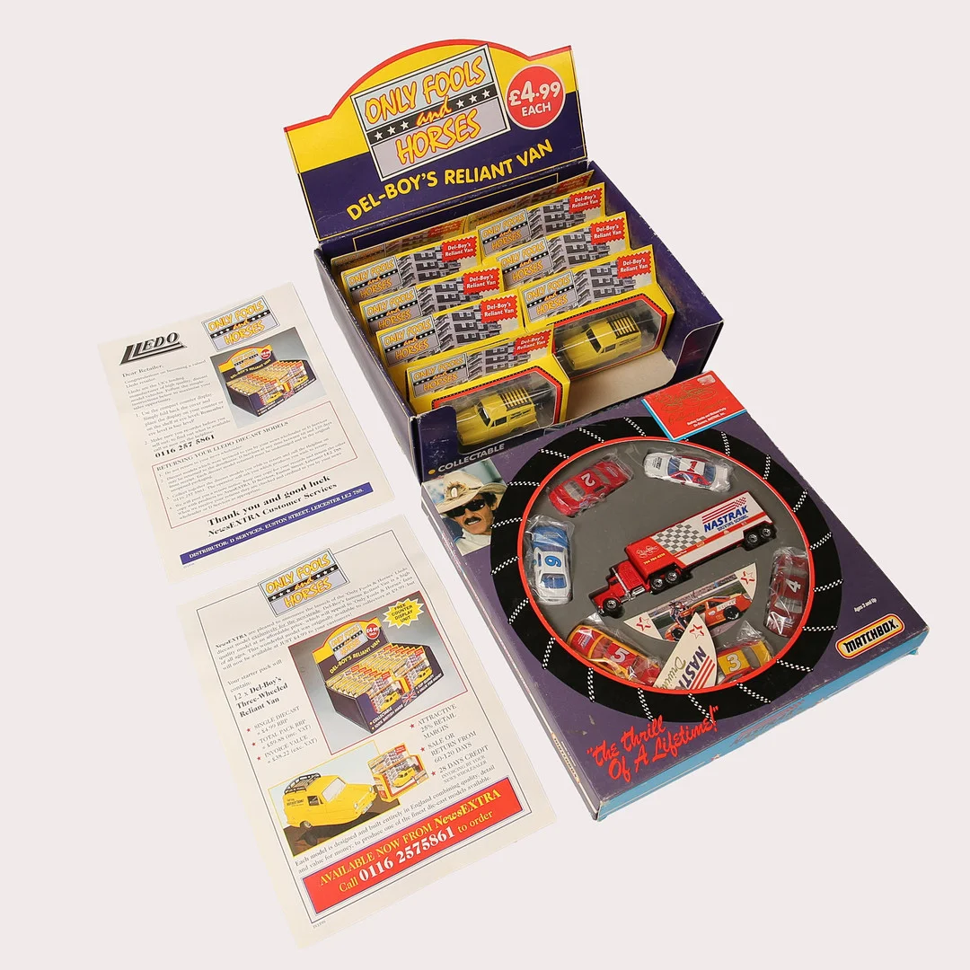 MODELLBILAR Nastrak, Matchbox samt Only Fools and Horses, Lledo, 2 kartonger. — Model cars — Limhamns Auktionsbyrå