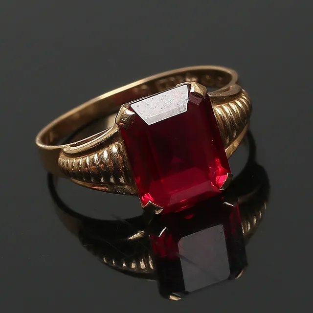 RING, 18K guld med syntetisk rubin, Ceson, Göteborg 1900-talets andra hälft.