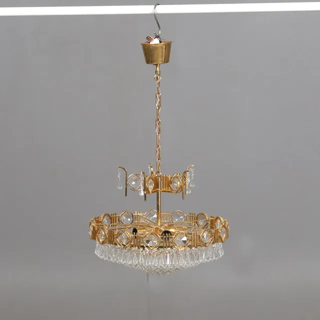 LJUSKRONA. Förgylld metall med prismor, 5 ljuspunkter, 1900-talets andra halva.