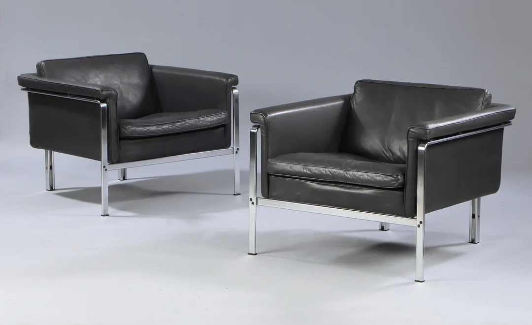 Horst Brüning. A pair of free-standing vintage lounge chairs, model 6912, black patinated leather (2) — Furniture/Lounge chairs — Lauritz