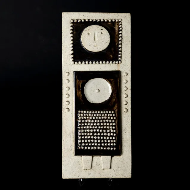 SYLVIA LEUCHOVIUS. Väggrelief, stengods, delvis glaserata, signerad, Ateljé, Rörstrand, 1950-tal.