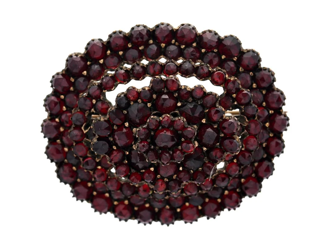 BROSCH, gulmetall, granater, 32x40 cm, vikt 11,5 g. — Smycken/Brosch — Kaplans