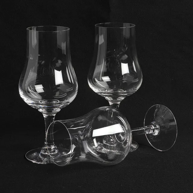 GUNNAR CYRÉN. ''Elixir'' vinprovarglas, 12 st, klar glasmassa, Orrefors.