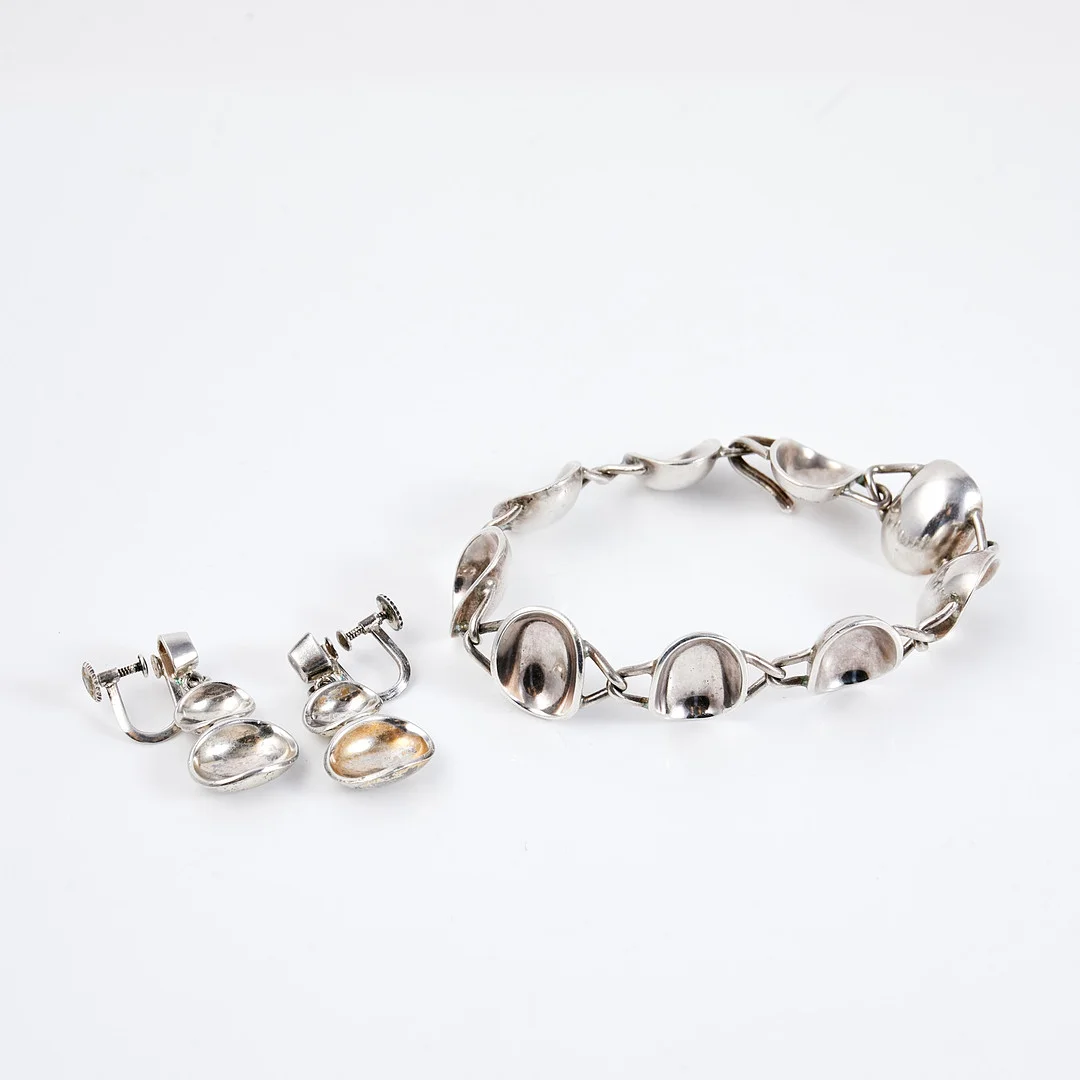 SIGURD PERSSON. armband samt örhängen,ur serien 'Skål och Ruta', sterlingsilver, Heribert Engelbert//Stigbert, Stockholm, 1954. — Bracelets — Stockholms Auktionsverk Sickla